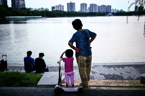 　　老龄少子是当前的人口形势：一边是持续走低的出生人口，另一边老龄人口的比重却越来越大。图/ 法新