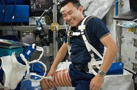 特殊器械辅助航天员减少肌肉功能损失 图片来源：搜狐新闻