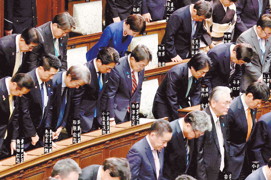 23日，日本国会例会在东京开幕，众议院举行全体会议。议长宣读解散诏书，众议院正式解散。 图为日本首相高市早苗和其他议员在会上鞠躬。（IC photo）