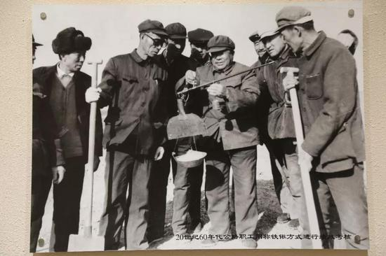 20世纪60年代公路职工用称铁锹的方式进行绩效考核