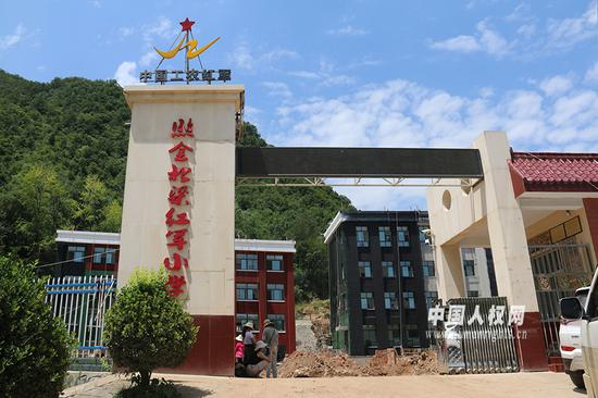 重建中的照金北梁红军小学。（摄影/陈可）
