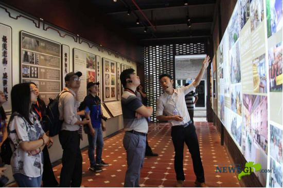 采访团在永庆坊内参观。