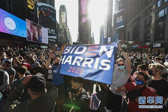  （图片说明：11月7日，人们聚集在美国纽约时报广场。来源：新华社记者 王迎 摄）
