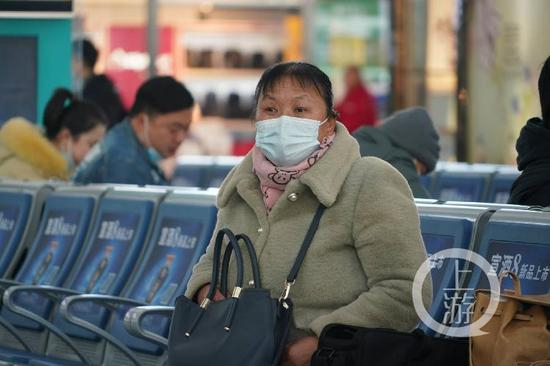 ▲12月20日，被害“小木匠”妻子朱大红在合肥准备前往南昌参加庭审。摄影/上游新闻记者 时婷婷