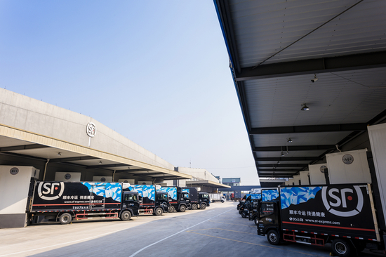 顺丰冷运某仓库外车辆蓄势待发