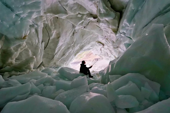  王相军在冰洞里