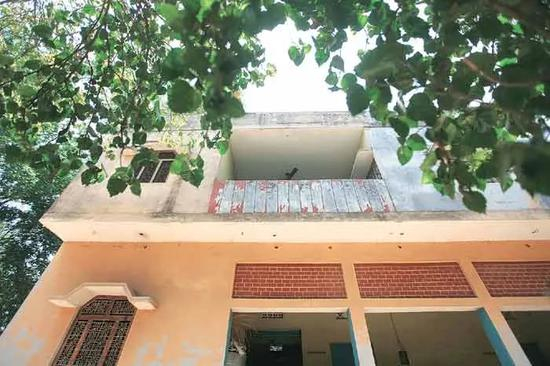 ·纱布南称自己在二楼的阳台睡觉。