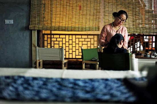 　　2015年5月12日，电台节目主持人、80后的国宝级心理咨询师楚林，为一名担任董事长助理职位的李女士进行心理疏导。图/视觉中国