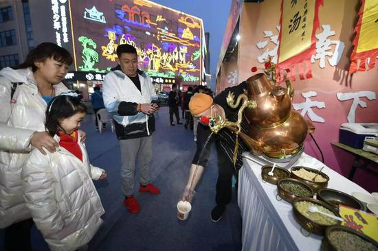 济南美食文化节上的茶汤制作表演。本文图片均来自济南日报
