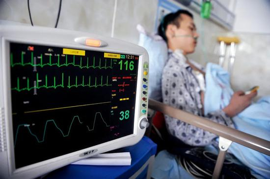 一名骨癌晚期患者在医院接受治疗。图/视觉中国