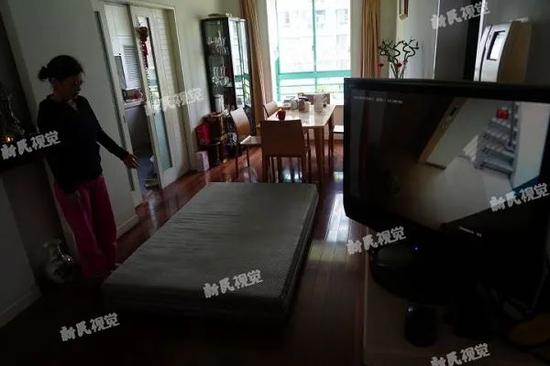 居民无奈只能将床垫放在客厅噪音较轻处