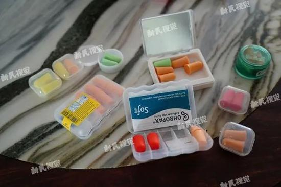 为了减轻噪音的影响，居民家中常备各种耳塞。
