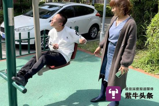  皓皓和妈妈在小区休息