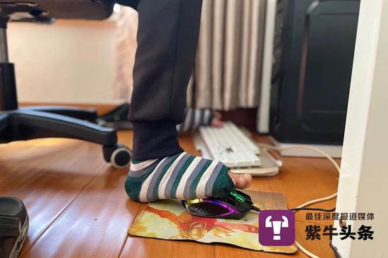  皓皓左脚控制键盘、右脚控制鼠标