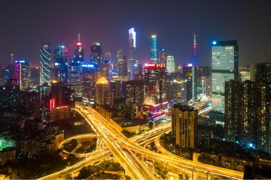  交通繁忙的中山一立交与旁边璀璨的珠江新城CBD交相辉映