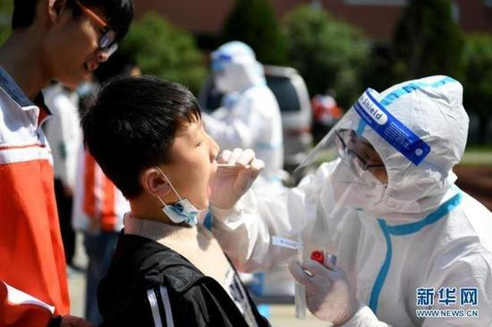 5月17日，安徽省肥西县上派镇合肥大地学校的学生在接受核酸检测。 　　新华社记者刘军喜摄