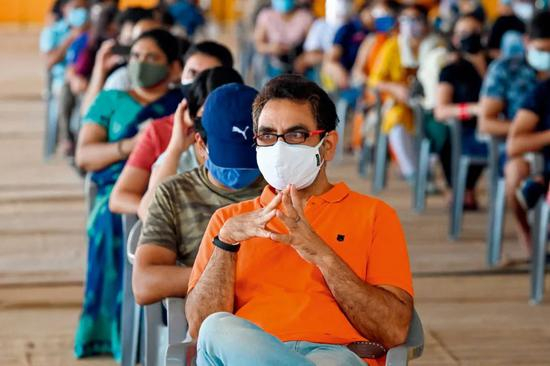 5月4日，人们在印度新德里等待接种新冠疫苗。图/人民视觉