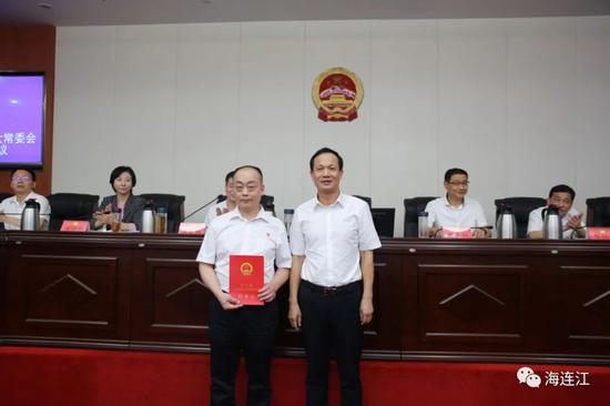  （张金潮向任职人员颁发任命书）