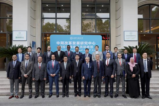 首期阿拉伯国家驻华外交官研修班学员合影。