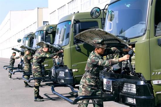  ★驾驶员是部队执行练兵备战任务的重要组成力量之一，这是火箭军某团驾驶员检修车辆。