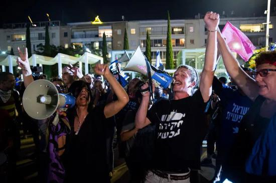  ·几个月前，反对派支持者在以色列举行示威，要求内塔尼亚胡下台。