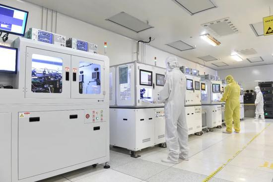云岭光电生产车间内，自研光通信芯片正在下线。企业供图