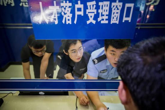 过去省会城市落户门槛高，人才落户是其中的落户方式 &nbsp;图片来源：视觉中国