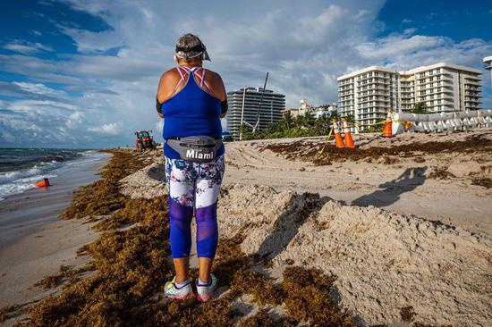 当地时间2021年6月28日，美国佛罗里达州迈阿密-戴德县，救援现场附近。本文图片 人民视觉