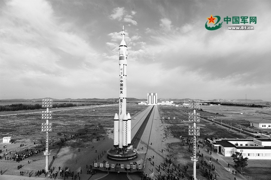 10月7日，神舟十三号载人飞船与长征二号F遥十三运载火箭组合体在转往发射塔架途中。新华社发