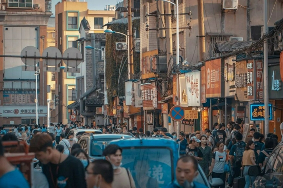  对于一座城，人口比建筑更重要。/ 图虫创意