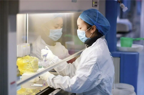 　　重庆新桥医院艾滋病筛查、确认实验室。实验员抽取分离的血清放入检测专用试纸上，进行艾滋病初筛（&nbsp;视觉中国供图）