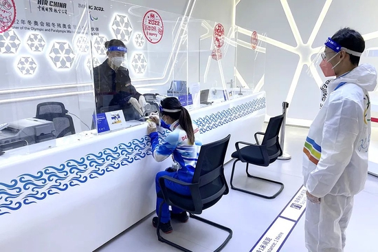 冬奥村里的国航票务柜台为运动员办理票务服务