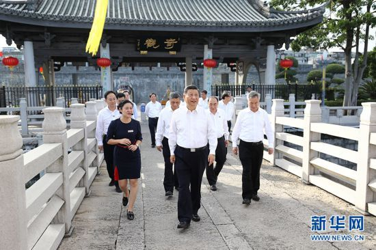  2020年10月12日至13日，中共中央总书记、国家主席、中央军委主席习近平在广东考察。这是12日下午，习近平在潮州市察看广济桥，了解桥梁历史文化特色，听取修复保护情况介绍。 新华社记者 鞠鹏 摄
