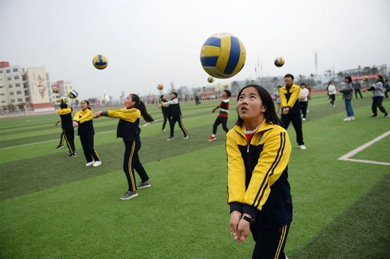 贵州省黔东南苗族侗族自治州榕江县第四中学学生在上体育课（2018年12月13日摄）。&nbsp;新华社记者 杨楹 摄