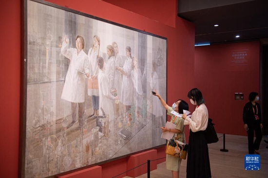 观众在北京中国美术馆观看第十三届中国艺术节全国优秀美术作品展览中的作品《呦呦鹿鸣》（2022年9月2日摄）。新华社记者 陈钟昊 摄