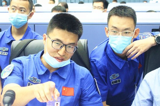  尹景波和于鹏在测试大厅讨论问题