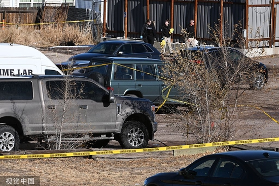 　　当地时间11月20日，美国科罗拉多斯普林斯，科罗拉多州斯普林斯警方、联邦调查局和其他人员调查夜总会发生的大规模枪击事件现场。（视觉中国）