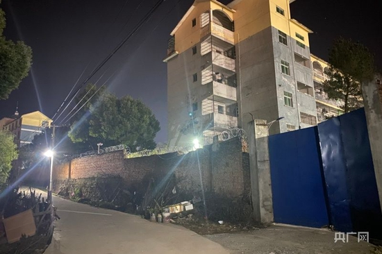 致远中学的侧门与金鸡山区域树林入口仅一墙之隔（央广网记者 胡斐 摄）