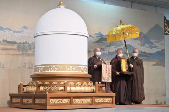 　　星云大师法体真身封龛典礼，佛光山住持心保和尚（左）、退居和尚心定和尚（中），全程顶礼。图自台湾联合新闻网