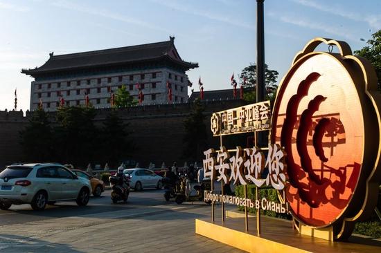 5月16日在西安街头拍摄的中国-中亚峰会主题装置。新华社记者 李京 摄