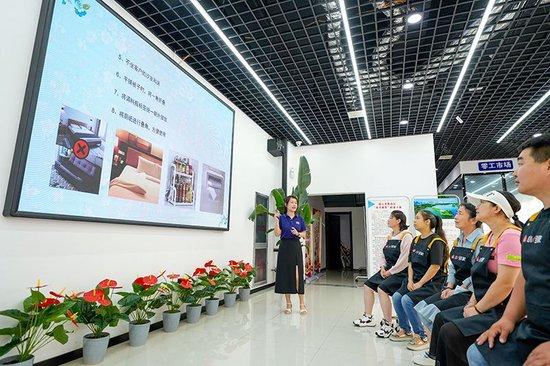 2023年7月2日，河北省唐山市路南区初心家园零工市场服务站的工作人员在对求职者进行家政技能培训。