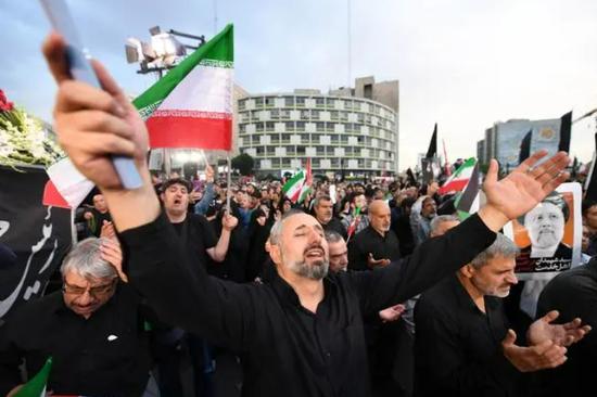  ·正在街头哀悼莱希的伊朗民众。