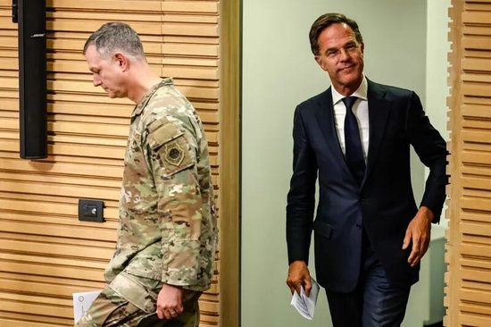 2025年9月12日，北约秘书长吕特（右）和北约欧洲盟军最高司令亚力克苏斯·格林克维奇在位于比利时布鲁塞尔的北约总部出席新闻发布会时，吕特宣布，北约启动代号为“东部哨兵”的军事行动，以加强联盟在东翼的威慑与防御态势 图：新华社/法新