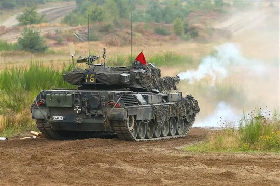  比利时陆军装备的德国产“豹”式坦克&nbsp;图：新华社
