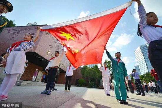 小学生在参加升旗仪式