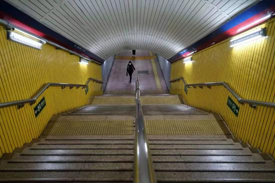 　　地铁建国门站是1号线和2号线的换乘站，由于建设时间早，换乘通道内并没有电梯设施。新京报记者 裴剑飞&nbsp;摄