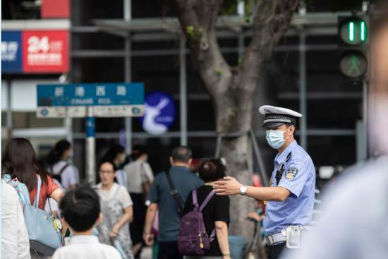 交警在指挥交通。