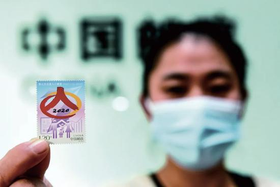 2020年11月1日，集邮爱好者展示刚发行的《第七次全国人口普查》纪念邮票。图/人民视觉