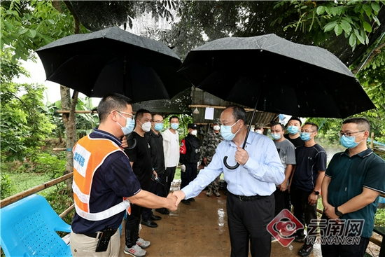 阮成发在瑞丽市部署督导疫情防控工作。云南日报记者 雷桐苏 摄
