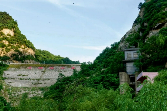 　　西安石砭峪水库大坝及坝后水电站（位于大坝右侧），石砭峪水库兼具供水功能，整治过程中，该水库的水电站机组被拆除，但保留了大坝。摄影/本刊记者&nbsp;黄孝光